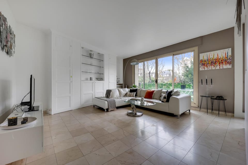 Bel appartement 3 pièces 2 chambres 76M2 + balcon + Parking Apartment in Courbevoie