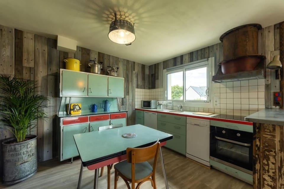 Kitchen or kitchenette, Dining area, dishwasher, minibar, pet friendly, stove