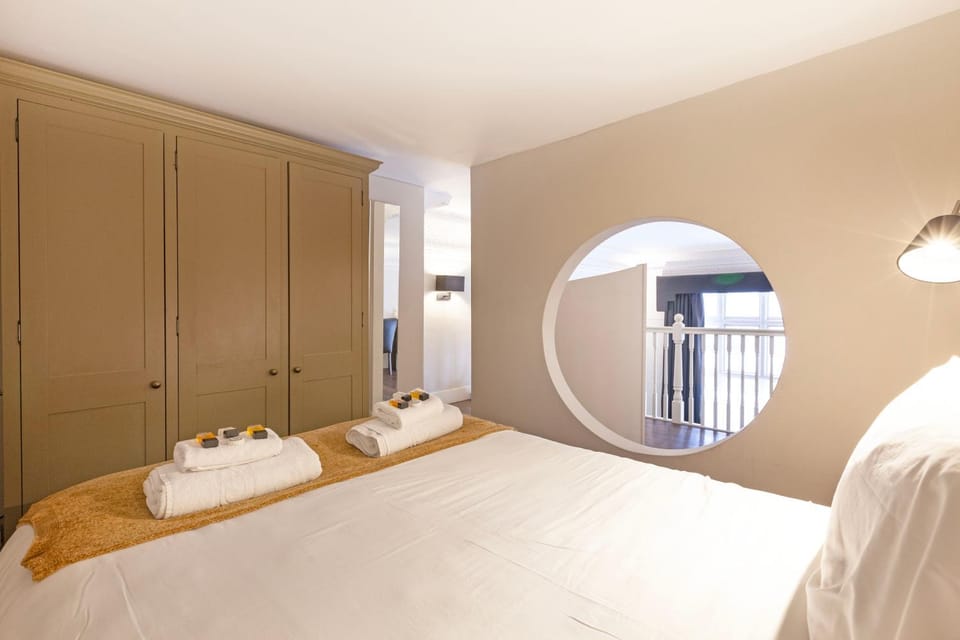 Bed, Bedroom, towels, wardrobe