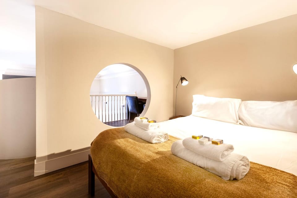 Bed, Bedroom, towels