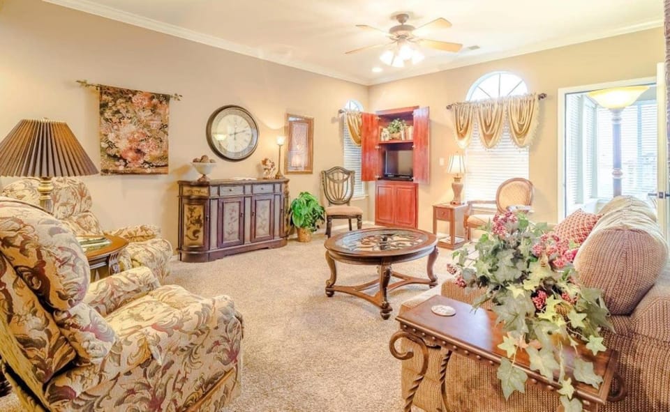 Branson Condo at Thousand Hills Walkin with Elevator Golf Front near 76 Strip House in Branson