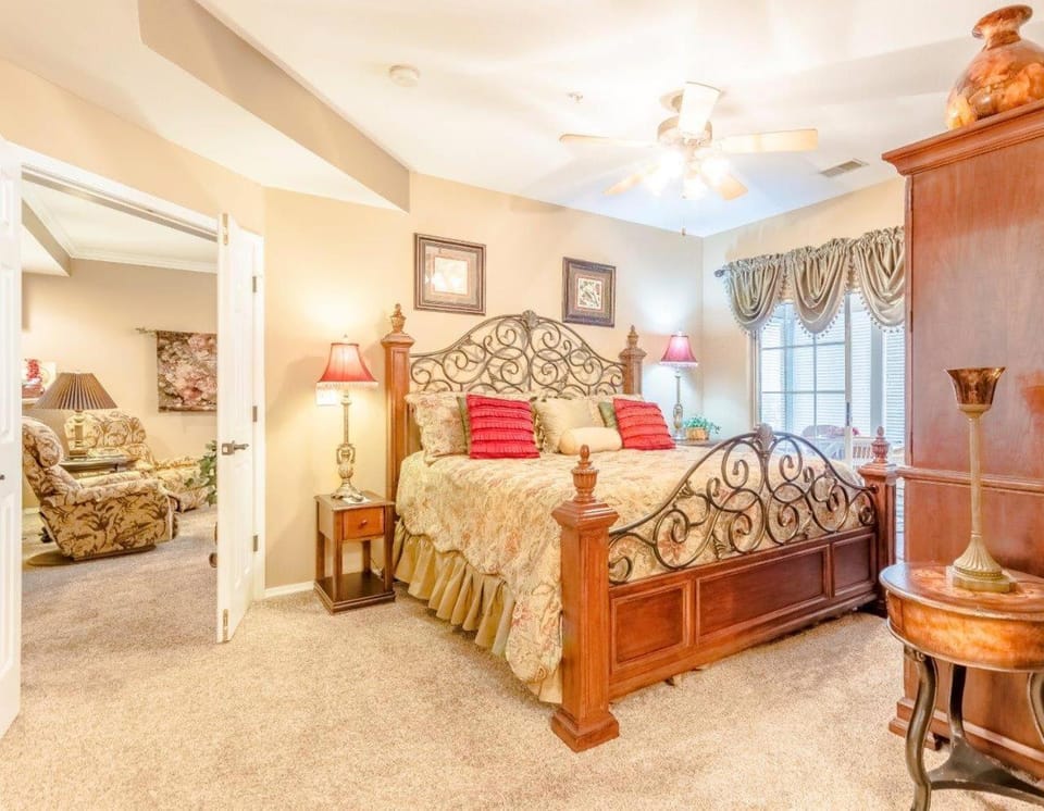 Branson Condo at Thousand Hills Walkin with Elevator Golf Front near 76 Strip House in Branson