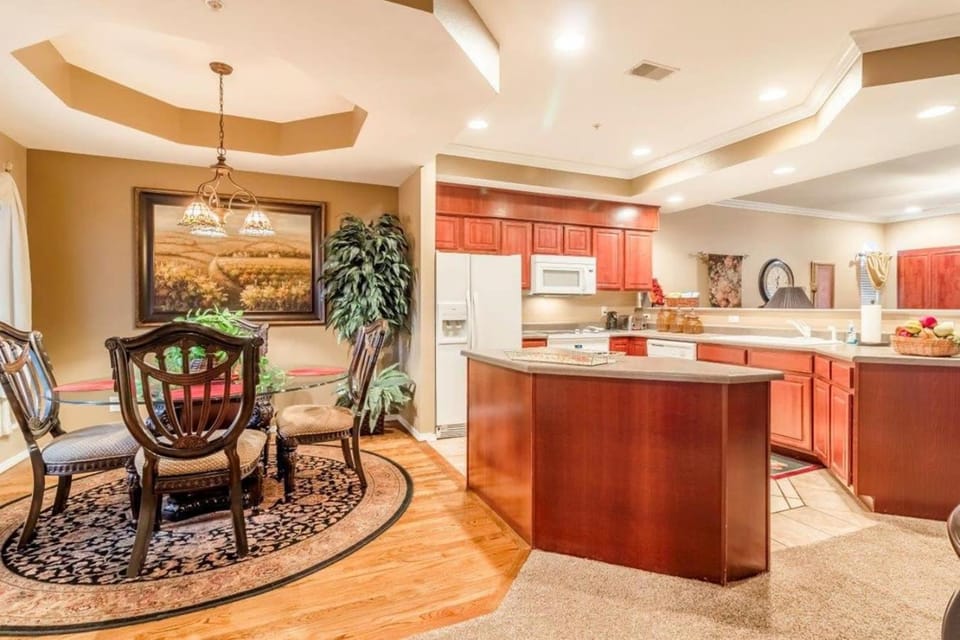 Branson Condo at Thousand Hills Walkin with Elevator Golf Front near 76 Strip House in Branson
