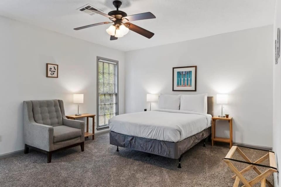 Midtown Fenced Yard & Patio- White Acres Retreat House in Montgomery
