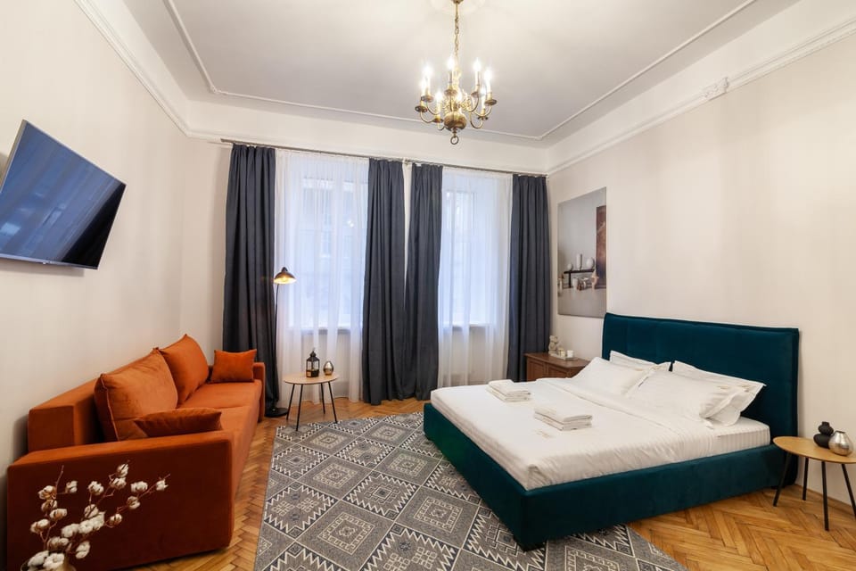 Bed, TV and multimedia, Photo of the whole room, Seating area, Bedroom