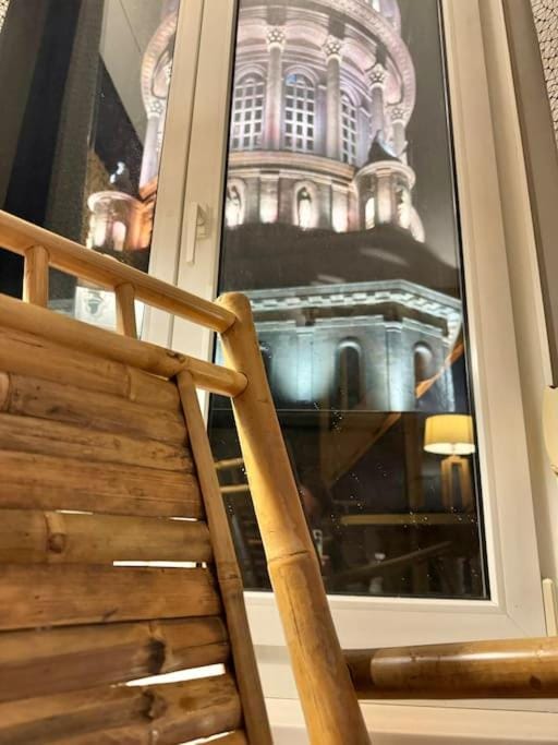 GJ Holiday Escapes - Le Tiki de Notre-Dame - duplex vue Cathédrale Apartment in Hauts-de-France