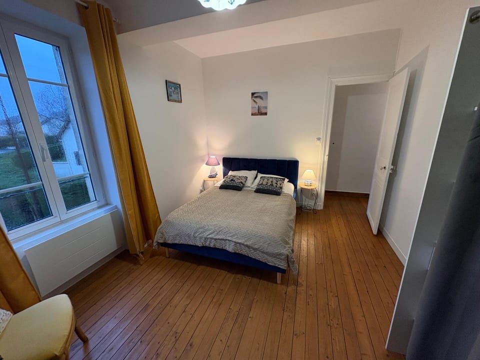 Bed, Photo of the whole room, Bedroom, heating, storage, towels, wardrobe, washing machine