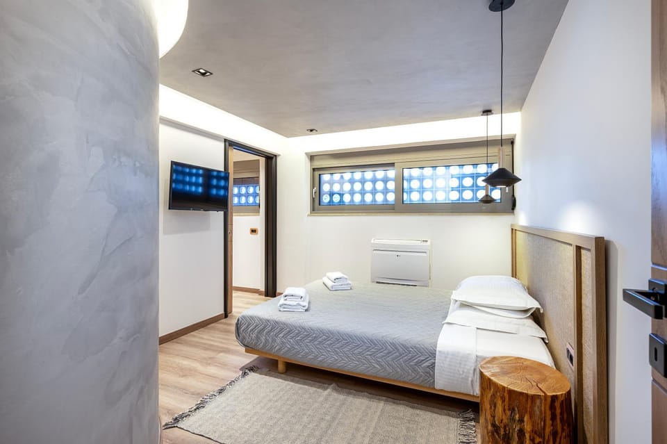 Bed, TV and multimedia, Photo of the whole room, Bedroom, towels