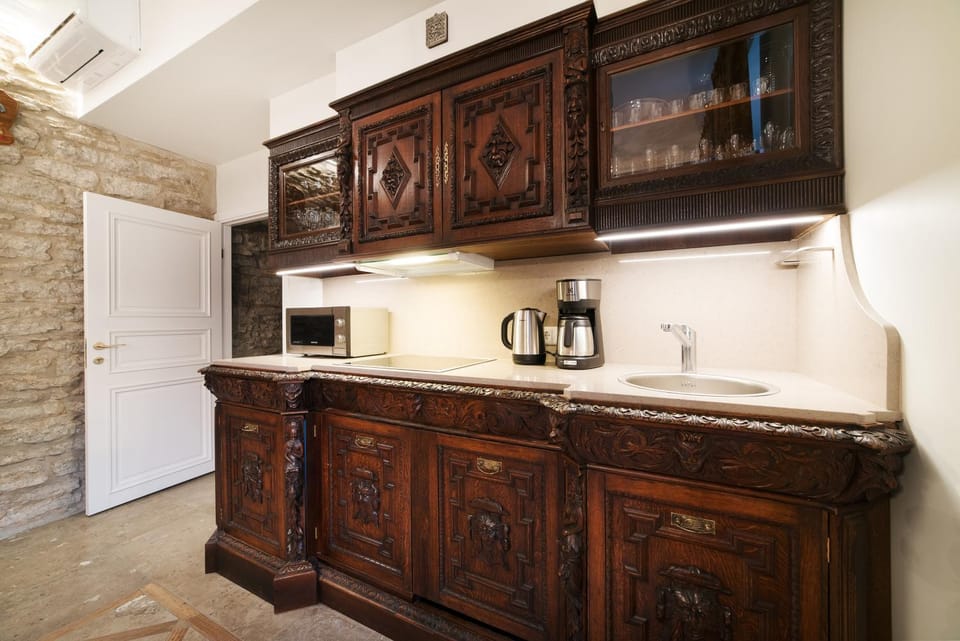Kitchen or kitchenette, minibar, stove