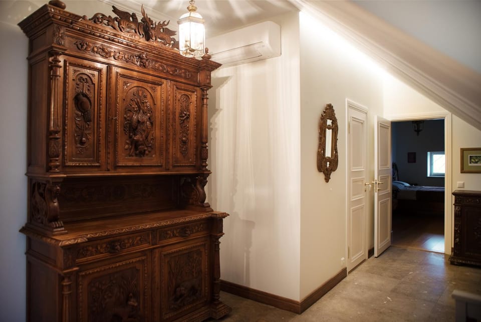 Area and facilities, wardrobe