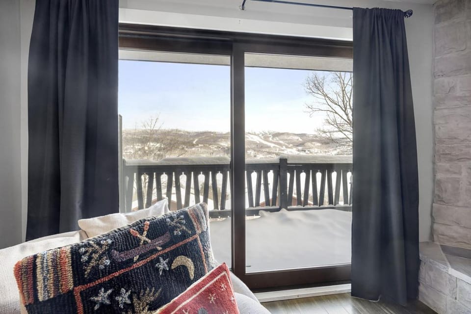 Luxury Condominium with Rustic Minimalist Style House in Mont-Tremblant