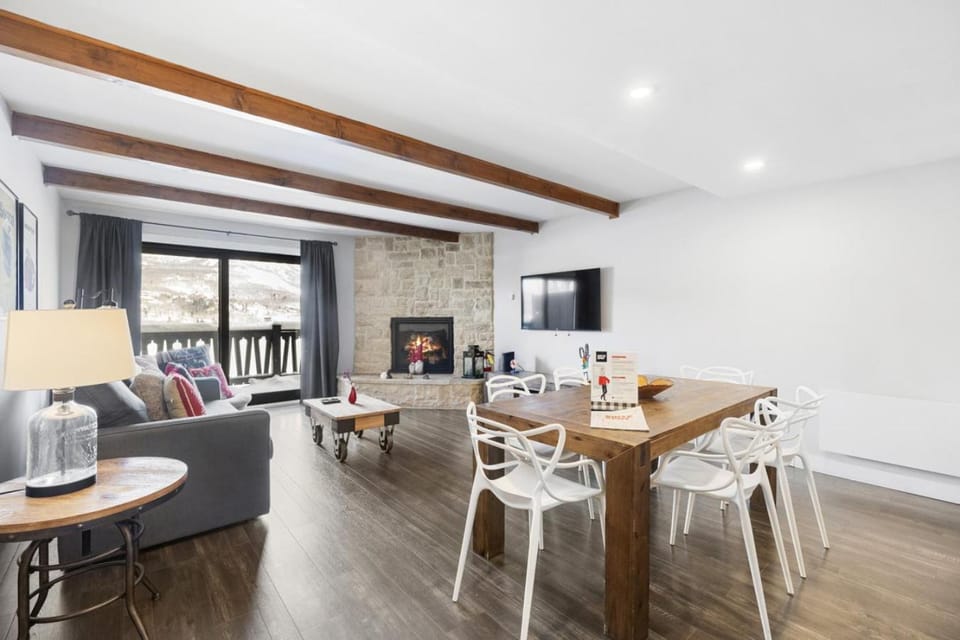 Luxury Condominium with Rustic Minimalist Style House in Mont-Tremblant