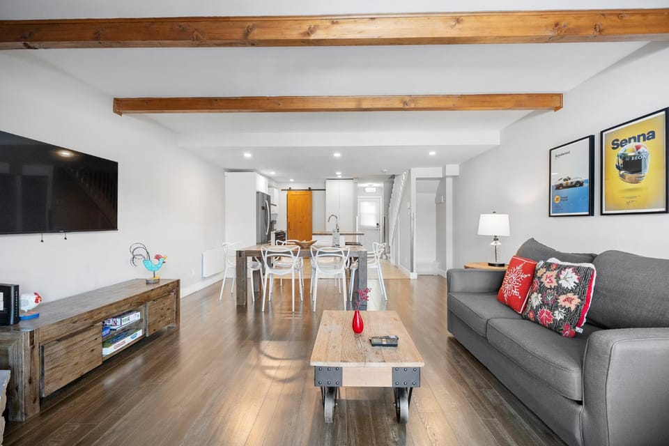 TV and multimedia, Living room, Seating area, Dining area