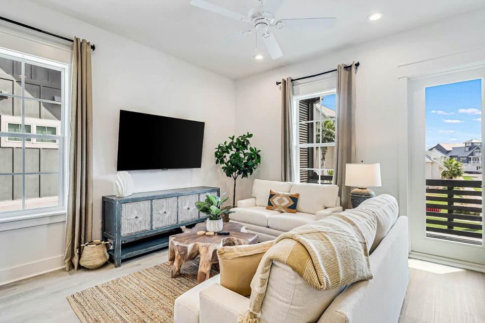 Day, TV and multimedia, Living room, Seating area, furniture