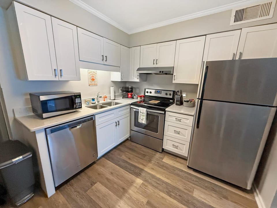 Coffee/tea facilities, microwave, kitchen