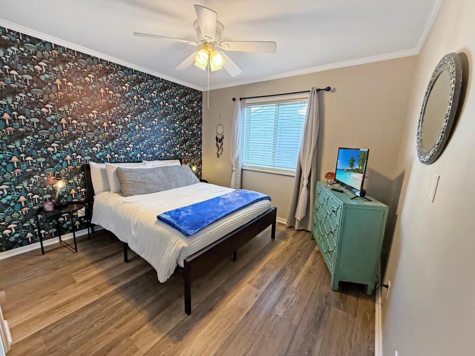 Bed, TV and multimedia, Bedroom