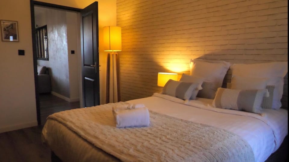 Bed, Bedroom, towels