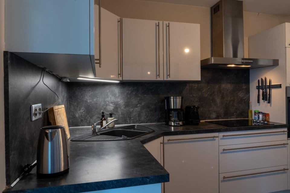 Coffee/tea facilities, Kitchen or kitchenette, dishwasher, stove, toaster