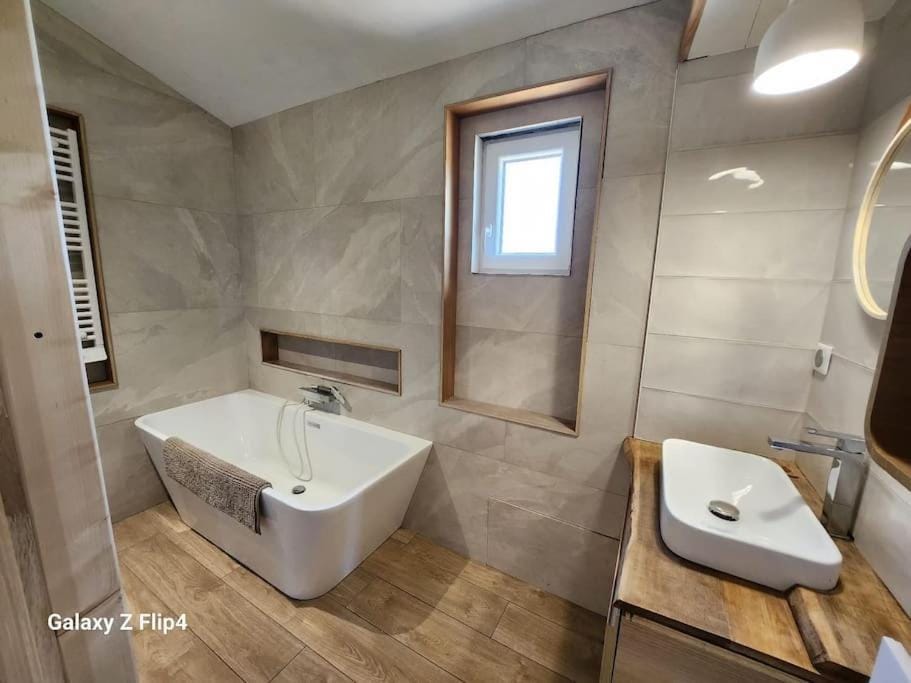 Bathroom, Bath, towels