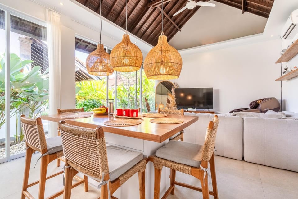 TV and multimedia, Living room, Seating area, Dining area, Garden view