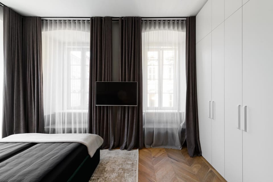 View (from property/room), Decorative detail, Bedroom, Guests, Street view, air conditioner