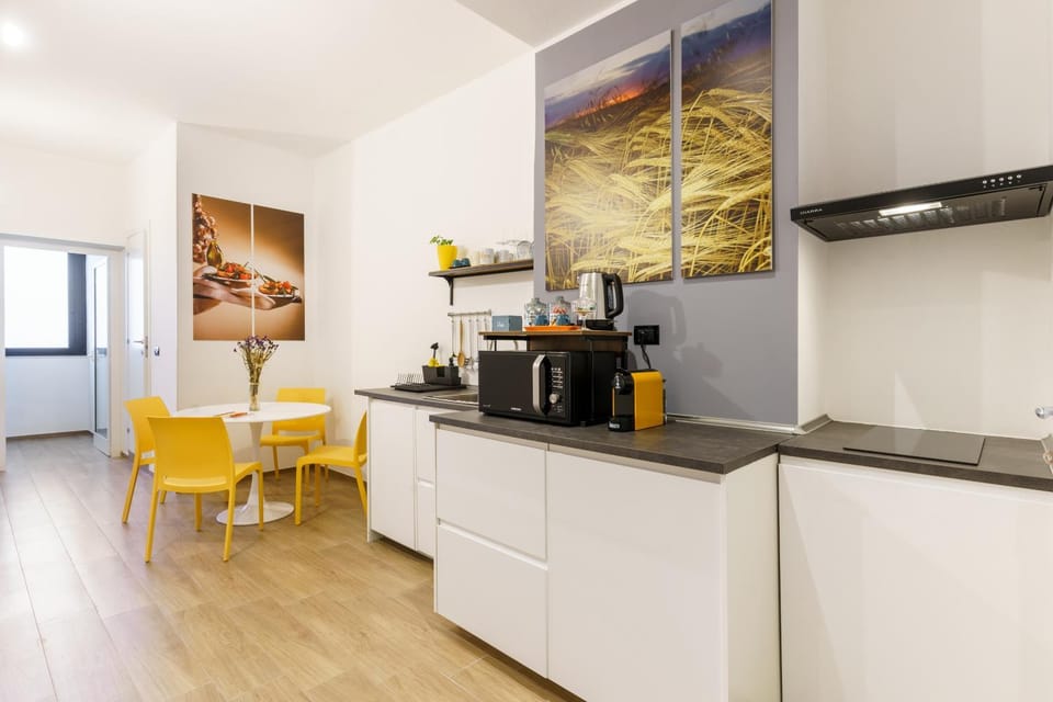 Coffee/tea facilities, Kitchen or kitchenette, Dining area, oven, stove