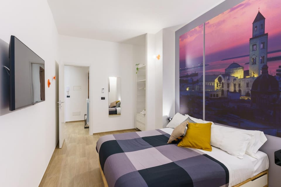 Bed, TV and multimedia, Photo of the whole room, Bedroom