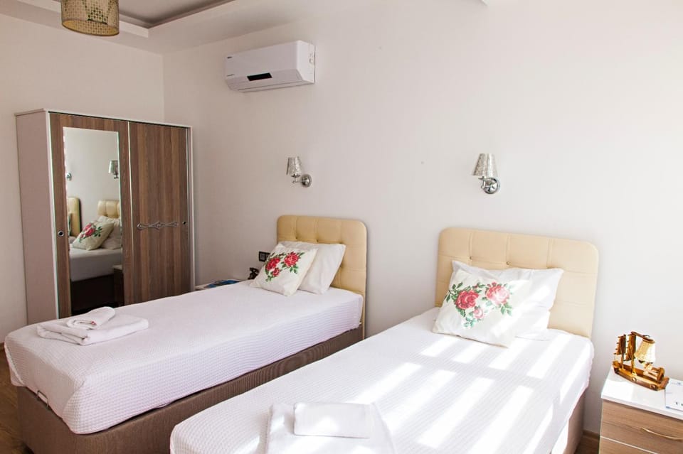 Bed, Bedroom, towels, air conditioner