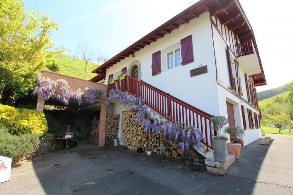 Mendi beheria bi House in French Basque Country
