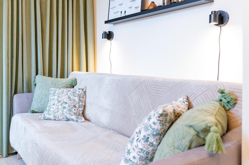 Bed, Living room, Photo of the whole room, Seating area, Bedroom