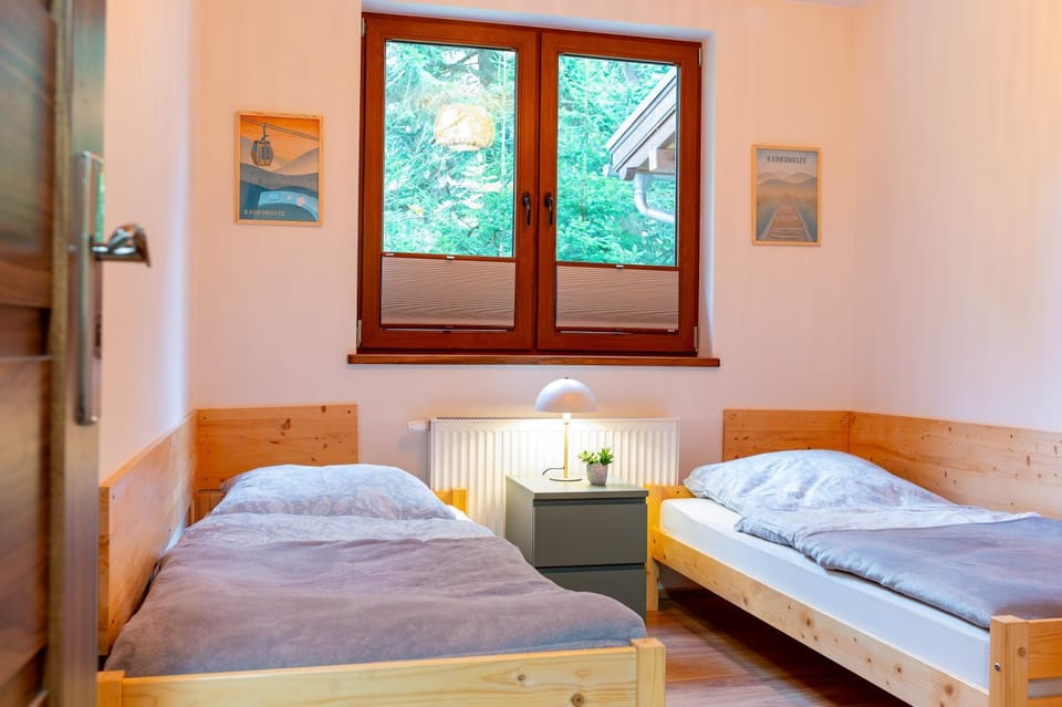 Bed, Summer, Children play ground, Food and drinks, Photo of the whole room, Bedroom, Meals, Dinner, young children, flat iron, locker
