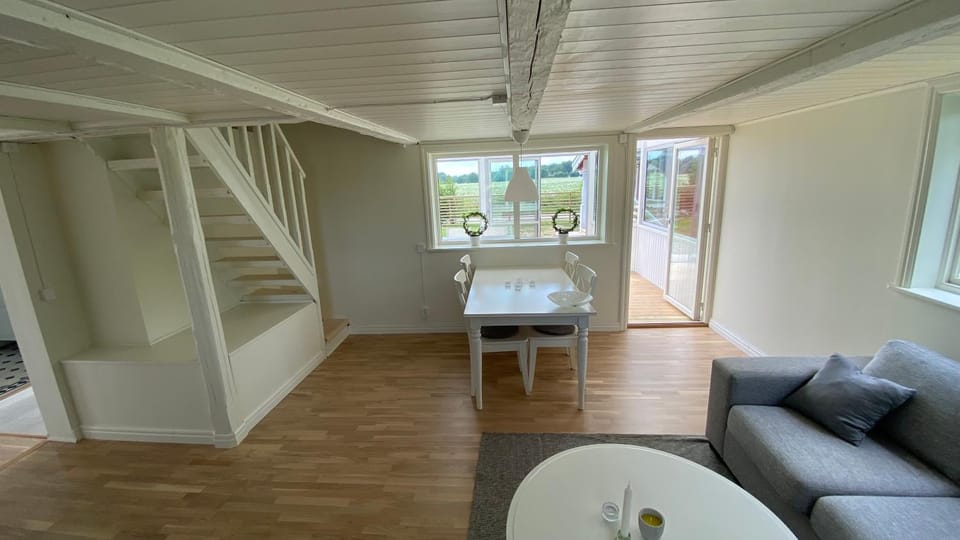 Charmig, nyrenoverat och fullt utrustad stuga. Anpassad för hundar, nära till naturen och havet. Gångavstånd till golfbana. House in Kalmar County, Sweden