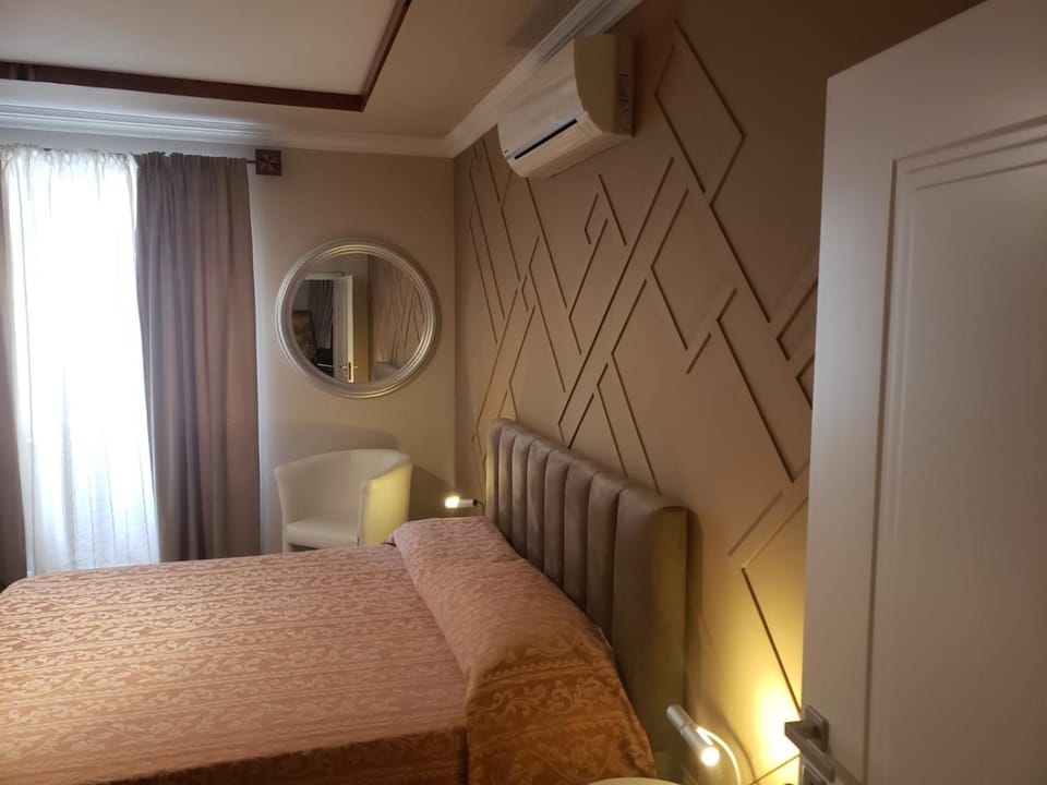 Photo of the whole room, Bedroom, air conditioner