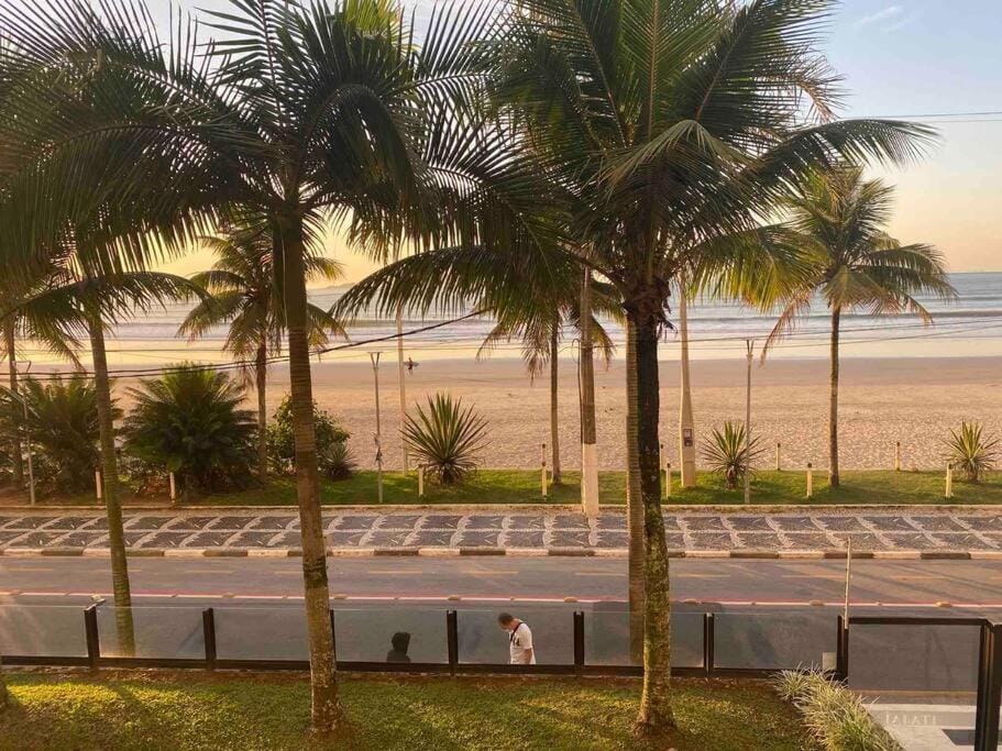 Apto Pé Na Areia - Praia das Astúrias Guarujá-SP Apartment in State of São Paulo