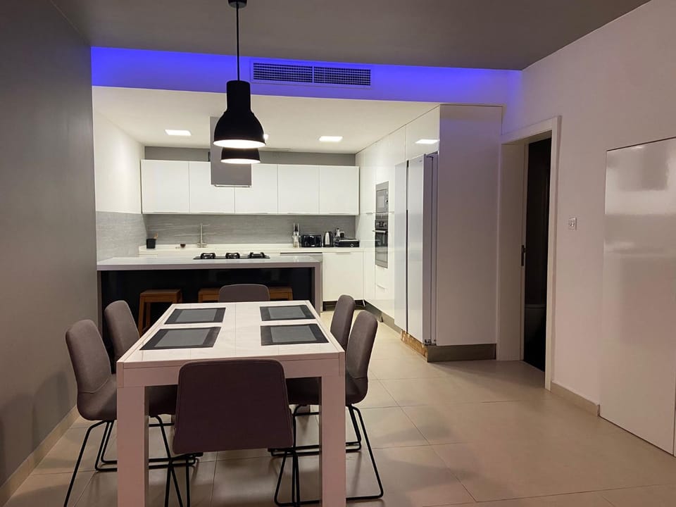 Kitchen or kitchenette, Dining area, minibar, pet friendly, stove