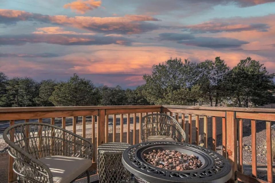 Lindenmere Estate! Chic Villa w Game Loft & BBQ House in Colorado