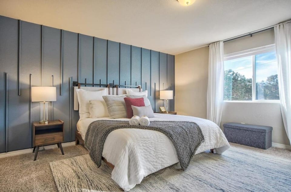 Lindenmere Estate! Chic Villa w Game Loft & BBQ House in Colorado
