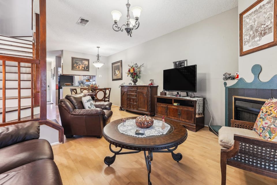 Close to San Antonio Zoo & Airport: Cozy Townhome House in San Antonio