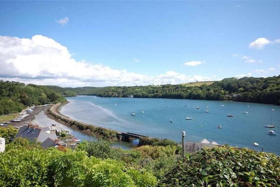 Stunning River Views, Tranquil Split-Level House, Private Garden & Parking House in England