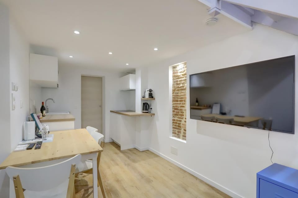 Bed, Kitchen or kitchenette, Bedroom