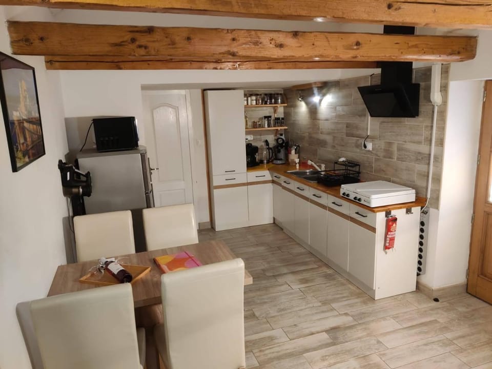 Coffee/tea facilities, Dining area, Breakfast, microwave, stove, washing machine, kitchen