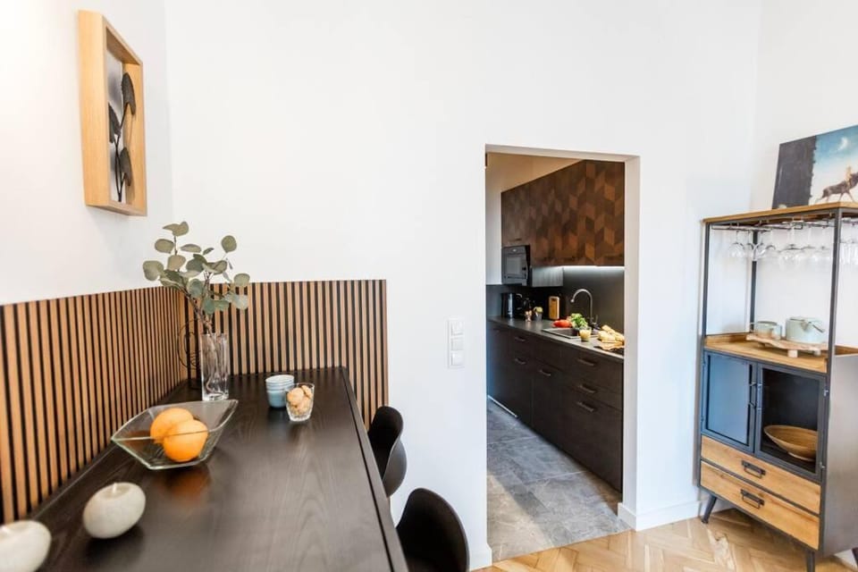 Coffee/tea facilities, Kitchen or kitchenette, Food and drinks, Dining area, Food