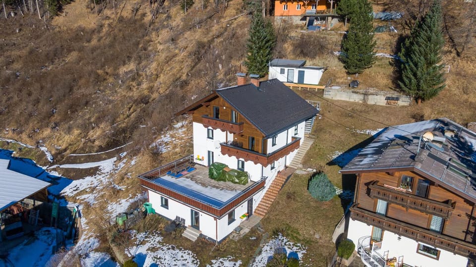 Property building, Day, Balcony/Terrace