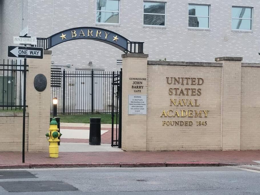 Annapolis Escape Steps to Harbor backs to Gate 1 House in Spa Creek