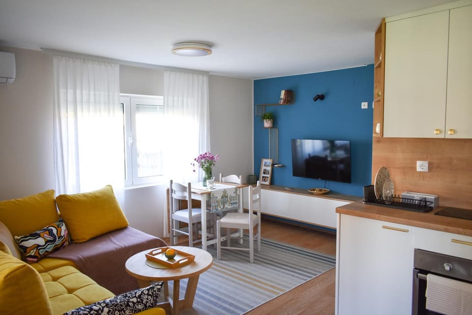 TV and multimedia, Living room, Dining area