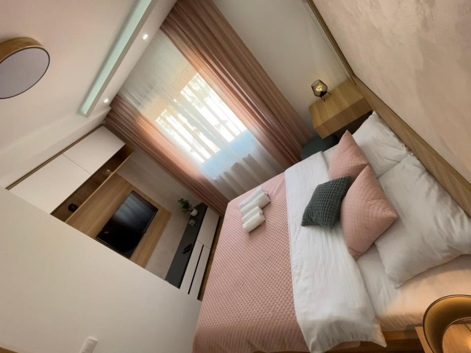 Bed, TV and multimedia, Photo of the whole room, Bedroom