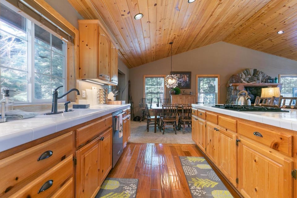 Alpen Glow by Tahoe Getaways - Private Hot Tub, Close to Northstar House in Lake Tahoe