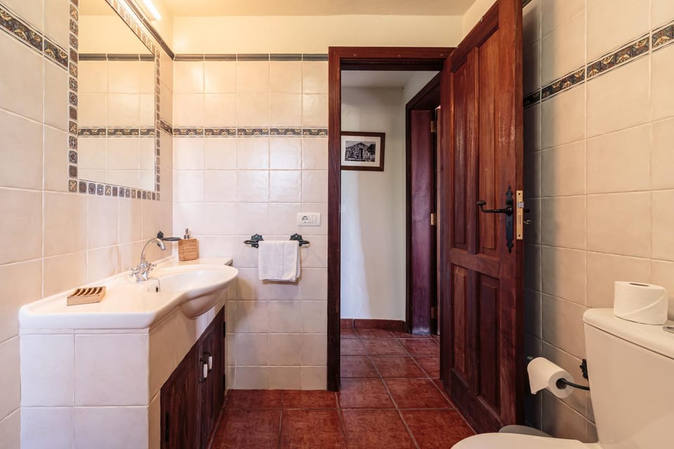 Toilet, Bathroom, towels