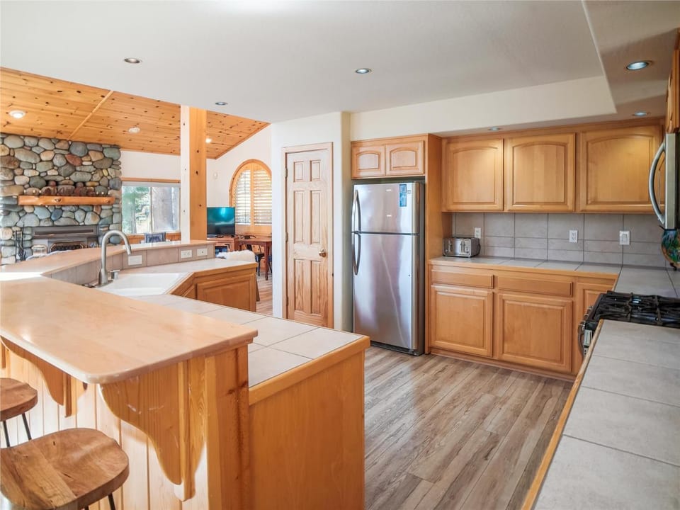 Bear Peak Cabin by Tahoe Getaways - Tahoe Donner Rental with Private Hot Tub and Bonus Room Cabin in Truckee