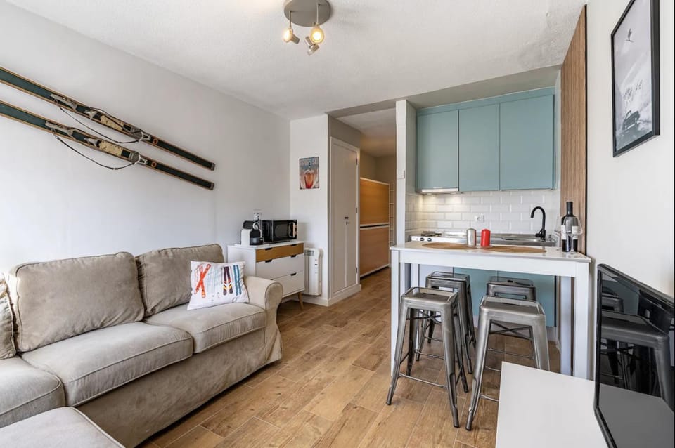 Coffee/tea facilities, Kitchen or kitchenette, Living room, minibar